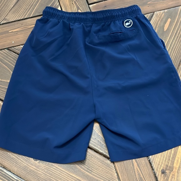 Vineyard vines pull on shorts. - Picture 4 of 5
